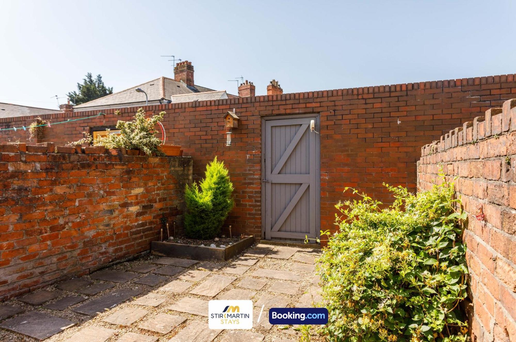 Comfy 3Bed House By Stirkmartin Stays Short Lets & Serviced Accommodation Cardiff With Free Parking & 8Mins To City Centre エクステリア 写真