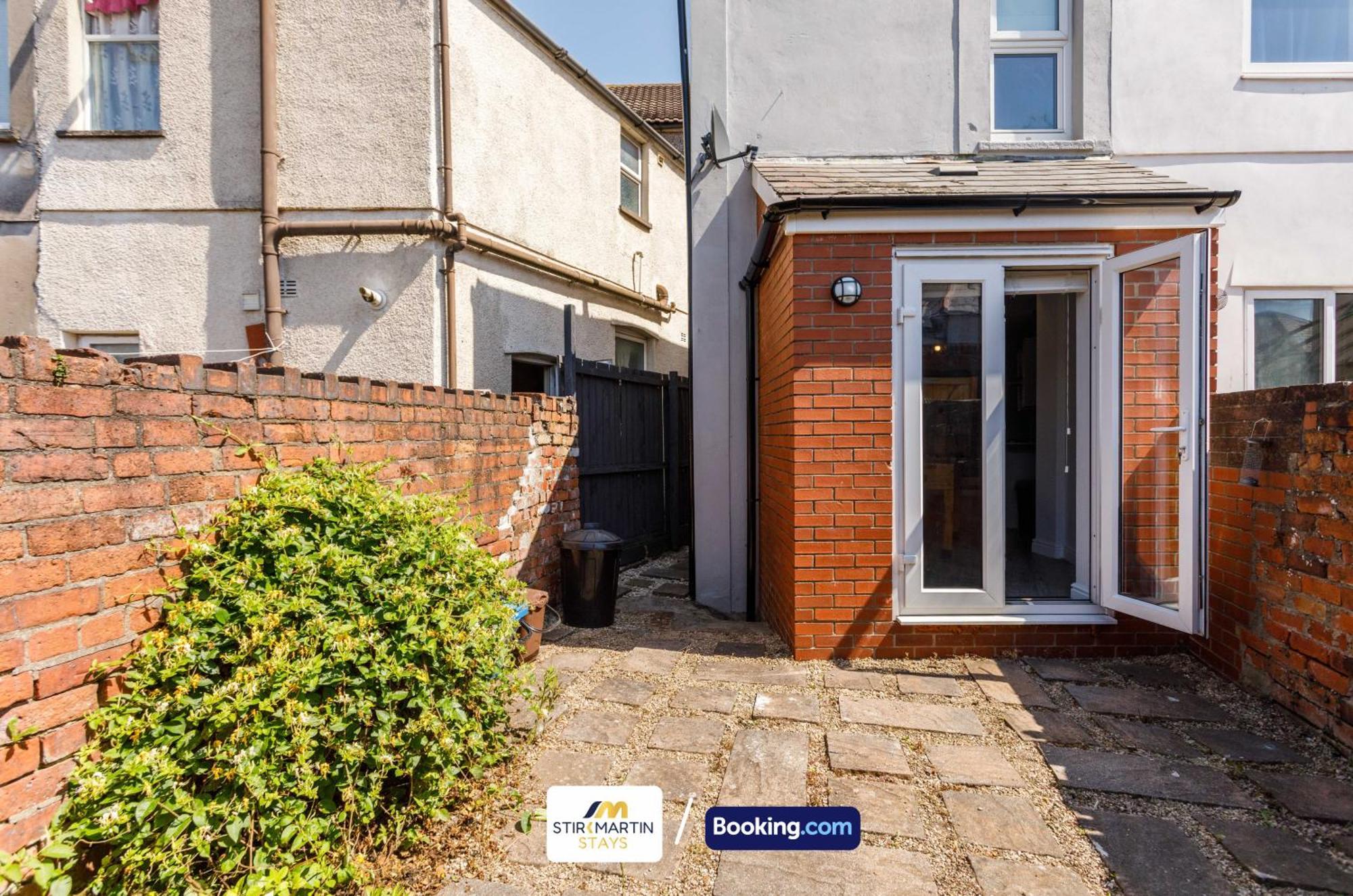 Comfy 3Bed House By Stirkmartin Stays Short Lets & Serviced Accommodation Cardiff With Free Parking & 8Mins To City Centre エクステリア 写真