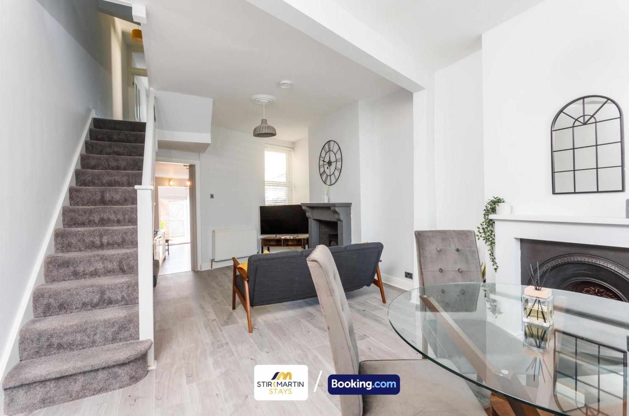Comfy 3Bed House By Stirkmartin Stays Short Lets & Serviced Accommodation Cardiff With Free Parking & 8Mins To City Centre エクステリア 写真