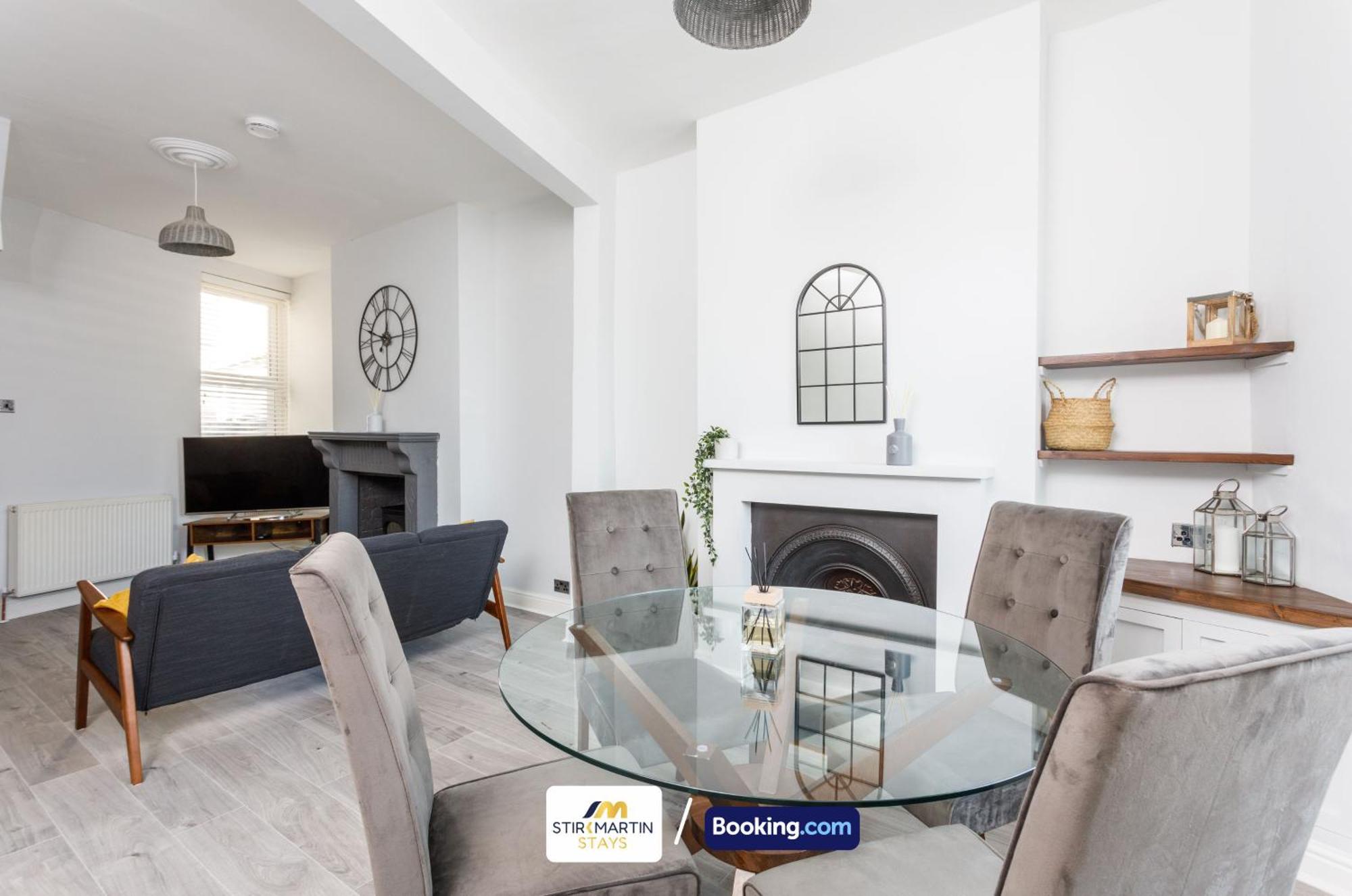 Comfy 3Bed House By Stirkmartin Stays Short Lets & Serviced Accommodation Cardiff With Free Parking & 8Mins To City Centre エクステリア 写真