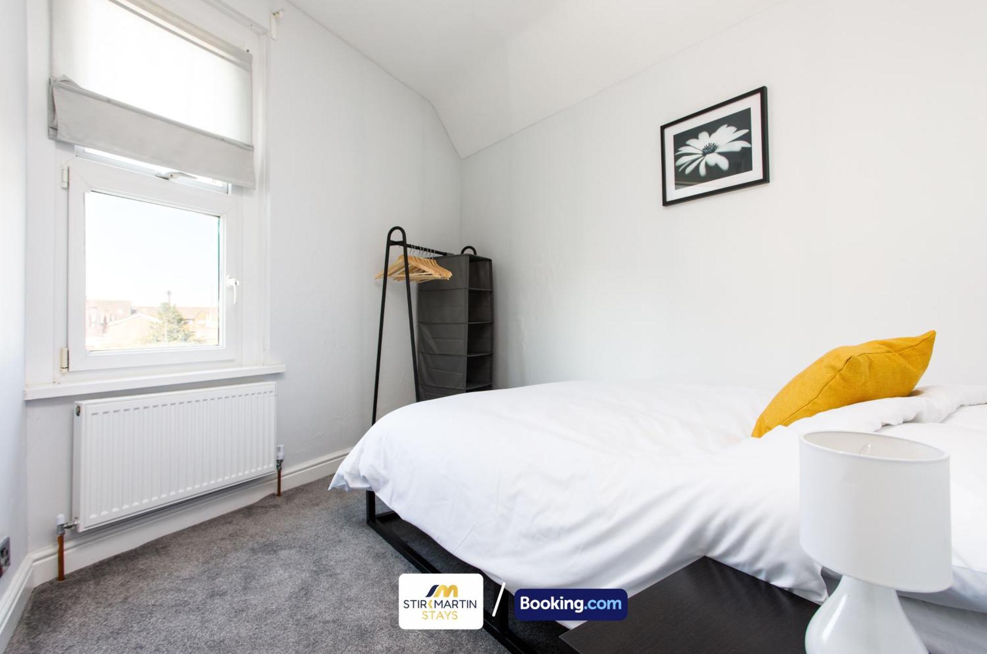 Comfy 3Bed House By Stirkmartin Stays Short Lets & Serviced Accommodation Cardiff With Free Parking & 8Mins To City Centre エクステリア 写真