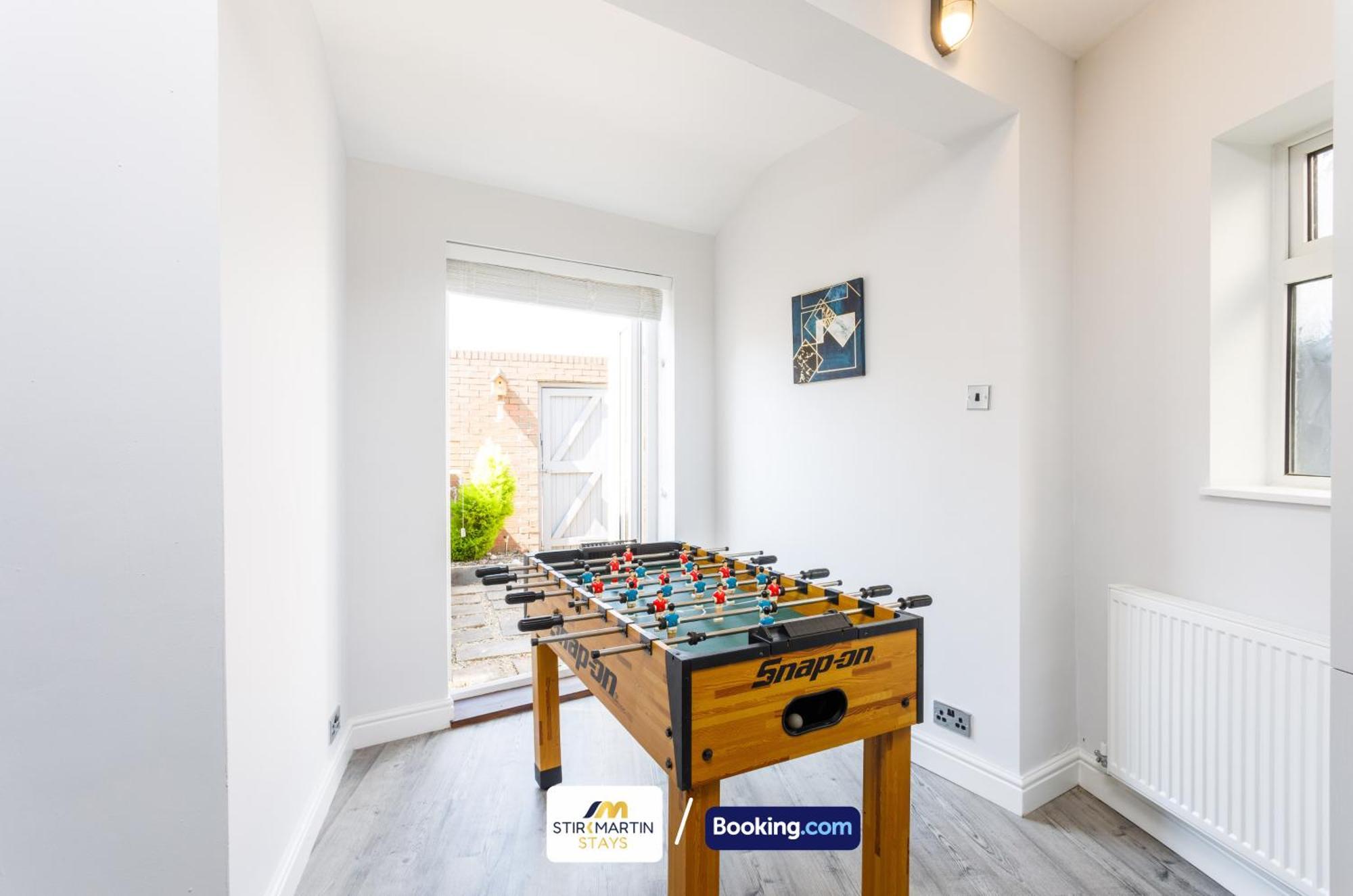 Comfy 3Bed House By Stirkmartin Stays Short Lets & Serviced Accommodation Cardiff With Free Parking & 8Mins To City Centre エクステリア 写真