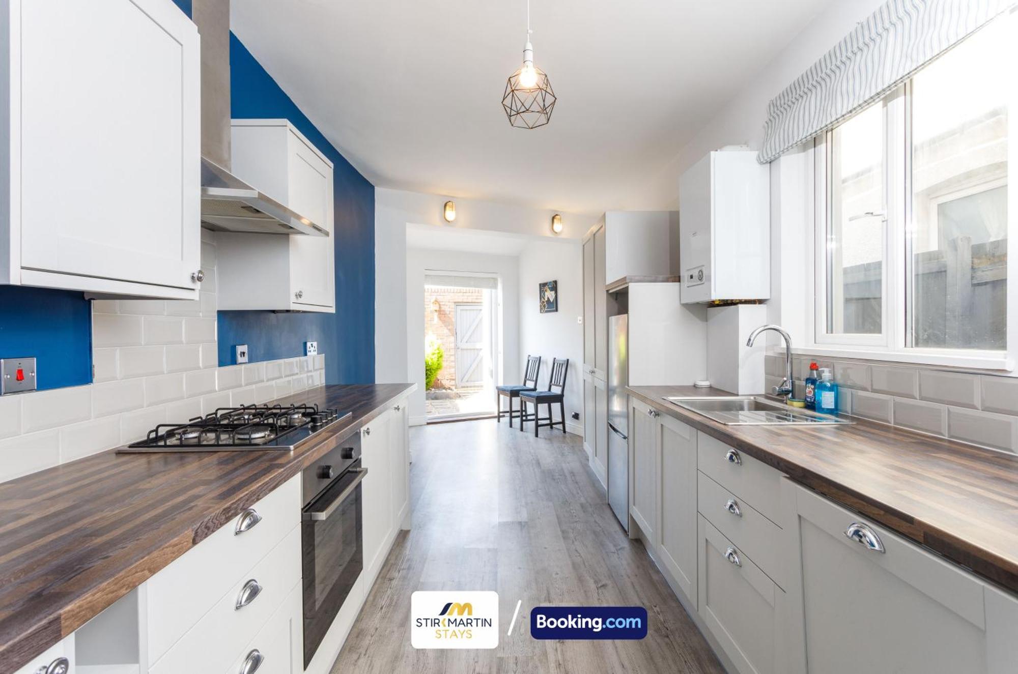 Comfy 3Bed House By Stirkmartin Stays Short Lets & Serviced Accommodation Cardiff With Free Parking & 8Mins To City Centre エクステリア 写真